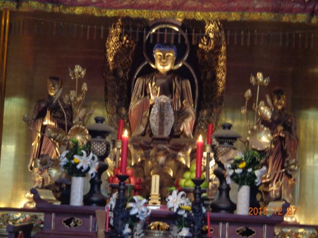 何か下から光を当てたようなお顔が怖いでござる。