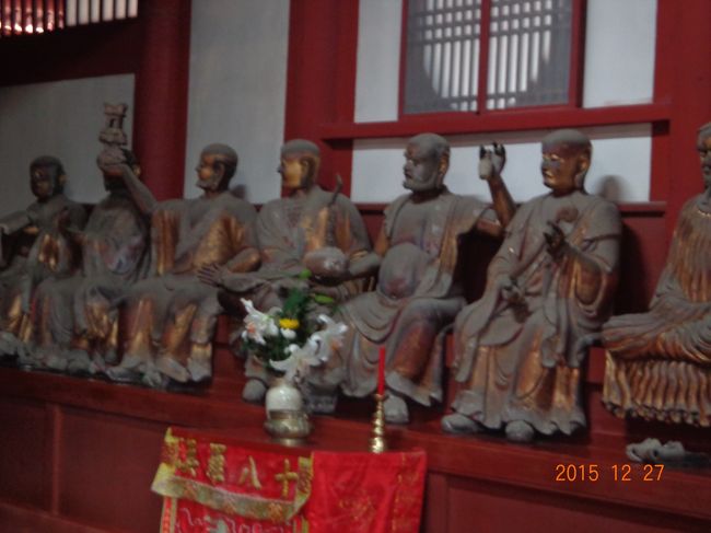 大雄宝殿　十八羅漢。<br /><br />「ヨッ！」とあいさつして下さる方も。すごくフレンドリーです。