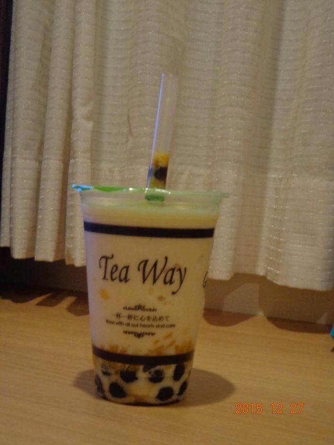 夜中にお腹が空いても何なので，アミュプラザ・フードコートの「Tea Way」でピーチクリームスムージーをテイクアウトして部屋で頂きました。<br /><br />結果は判明しているけど，全日本フィギュアの女子フリーを鑑賞。