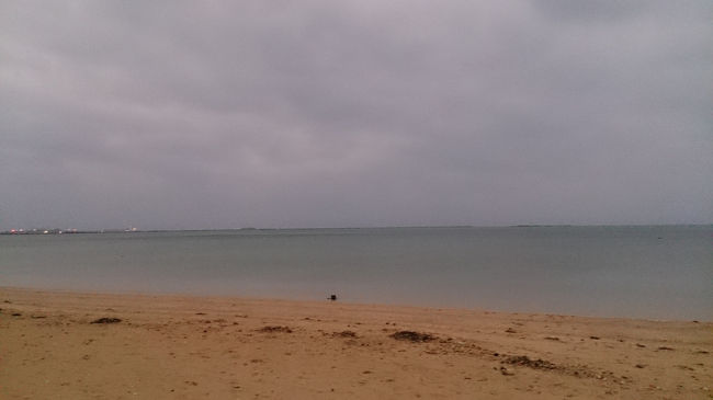 すぐ側がビーチです。<br />見事に曇天！