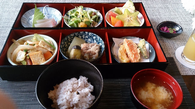 [二日目]<br />朝ごはんです。<br />沖縄料理あり、リゾートっぽさもあり、<br />お見事に美味しゅうございます。