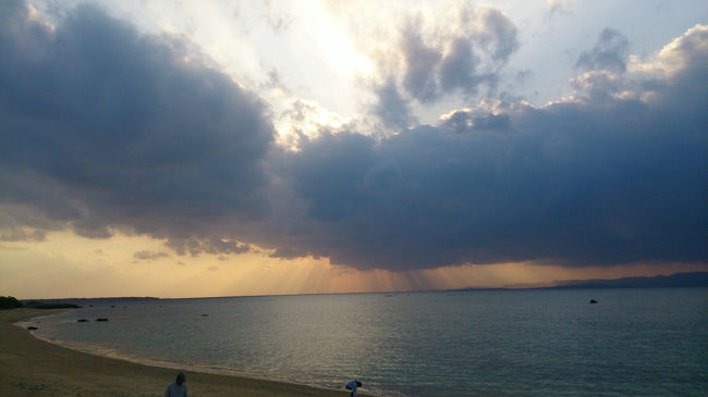 夕方になってきたので、<br />フサキビーチまで、バイクでGO。<br />ちょーうど邪魔なところに雲。<br />なんてこった。<br />まぁ、キレイかな。