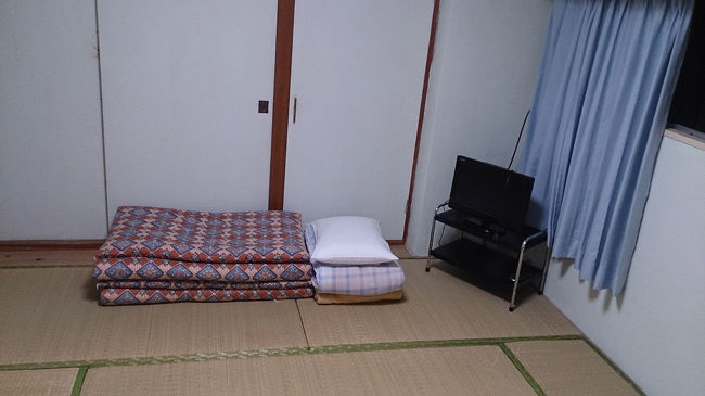 部屋は広いです<br />お隣の声は、良〜く聞こえます。<br />でも清潔感あり、<br />安いし、満足。グッ！ <br /><br />夜ごはんは、<br />★うさぎやさんへ<br />ライブも聞けて、沖縄っぽい。<br />料理は普通やったなぁ。<br />雰囲気重視。<br /><br />帰って寝るー！