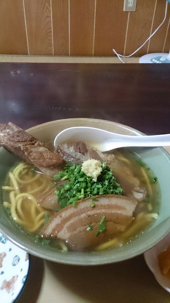 [四日間]<br />さてさて、最後も食べるぞ！<br />★のりば食堂<br />三枚ソーキそば<br />ずっしり、お肉満載やー♪<br />かなり美味しい。来てよかったなぁ。