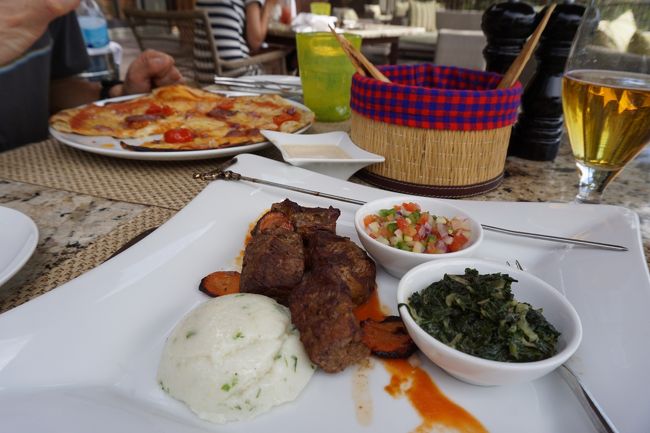 ランチ。<br />この日は、私はビーフBBQやウガリのセットを。上品なウガリで、この後ローカルレストランで食べたウガリとは別物でした。夫は自分で具を選べるピザを。