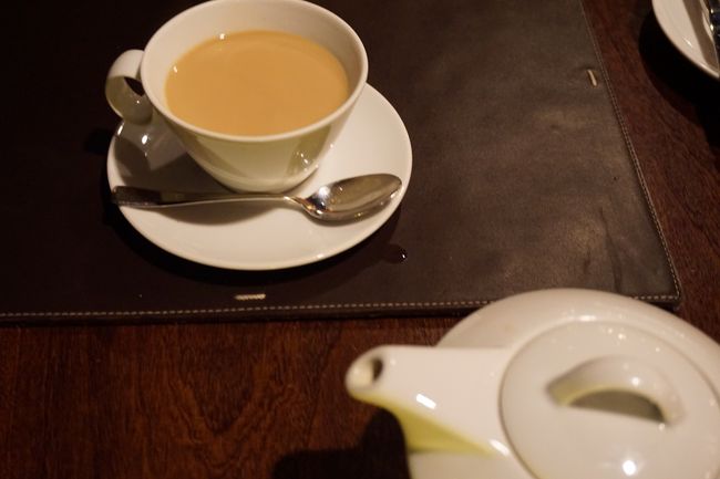 夕食。この日は、地中海DAYで、地中海料理のブッフェ。食後のマサラティー！これが、様々なスパイスの香りがしておいしい！サブマネージャーの話では、オーダーされたらスパイスを調合して潰して淹れるとのこと。<br />