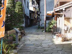 路地をのぞくと、青石畳通りが見えたので、そこを通って美保神社に向かいます。
左手には資料館もありました。昭和初期の雰囲気を残した風情のある路地です。