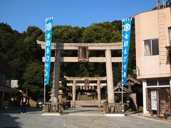 8:45　美保神社　境内を掃き掃除している方がいました。
祭神　三穂津姫命　みほつひめのみこと　大国主命の御后神
　　　　事代主神　ことしろぬしのかみ　大国主命の第一御子神

