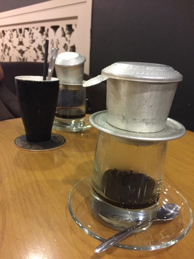 帰りにドンコイ通りのチュングエンでコーヒーでも飲んで休むか…<br /><br />と、思っていたのですが急に腹を壊すことに<br /><br />あっ、これは食べ物のせいではなく私の体質です<br /><br />週の半分くらいはお腹を壊していて、会社でも新しい同僚が来ると<br /><br />「私はお腹をすぐ壊すので一緒にご飯を食べたりすると迷惑かけるかも」と<br /><br />伝えるくらいなんです<br /><br />ただ、この日は急激な腹痛で脳貧血も起こしトイレで倒れそうになりました<br /><br />これも数か月に1度あるのですが<br /><br />急激な腹痛で血流のコントロールがうまくできなくなるようで<br /><br />腹痛→冷や汗→視界ぼんやり→脳貧血→便器に座ってもいられない→横になる→意識失う<br /><br />という段階があるのですが<br /><br />座っているのもツライくらいになって<br /><br />かといってカフェで横になることもできず…<br /><br />コーヒーも飲まず旦那を残しダッシュでホテルに戻ることに…<br /><br /><br /><br />周りに腹痛の人がいたら優しくしてあげてください