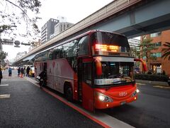 桃園空港からは、バスでホテルに向かいます。

事前に妻が台湾観光局のＨＰを通じて、バスの無料券を入手してくれてました。
そのバスがホテルの目の前に泊まるので、本当に楽でした。