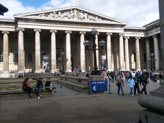 Charing Cross駅からTottenham Court駅でおりて

大英博物館をめざします。

徒歩５分とありましたが、ちょっと迷ったので１０分はかかりました。

門の前で行列。荷物検査です。