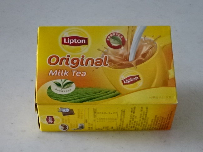 ４トラで出てくるお土産で良く見かける「ミルクティー」。下調べもしないで買い物へ出かけてしまったので、こちらを買ってしまいました。<br />１箱１０包入り９０元