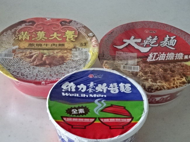 カップラーメン各種<br />上左　２個パック、８９元<br />上右　１個売り２９元<br />下　　３個パック、５６元。これは、旅番組で紹介されていたのを見て、試しに購入してみました。　