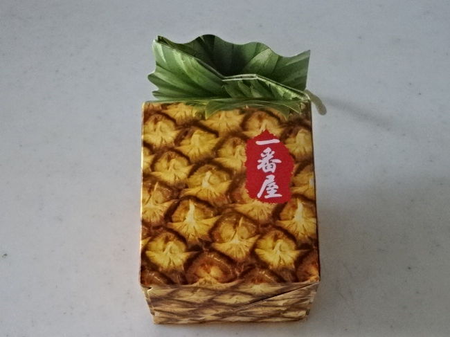 台北にある有名なお茶屋さん、一番屋さんで購入したパイナップルケーキ。５個入りはこんなにかわいい箱に入っていて２２０元です。<br />５個入りは少々割高になりますが、少しずついろんなものを買いたい方には向いてます。<br />夜訪問したので、すべて売り切れてるかな・・なんて思って訪問しましたが、少しだけ残っていて運よく購入できました。