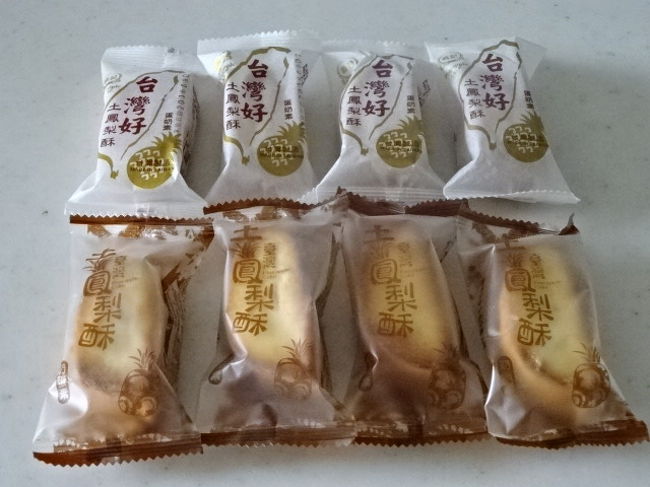 カルフールなどで１０個入りが１箱で販売されているパイナップルケーキです。<br />迪化街で偶然見つけた「バラ売り菓子の専門店」で見つけて購入しました。<br />このお店は袋に詰め放題で、１キロあたり１２０元で計算をするそうです。<br />ちなみに８個購入で６０元でした。と言うことは、５００グラムだったって事なのかな・・。<br />白い袋が「土パイナップルケーキ」下段が台湾の形をした、冬瓜入りのパイナップルケーキです。<br />カルフールで購入すると、上段が１箱１５０元、下段が１００元です。<br />今回の旅、一番のお買い得でした。