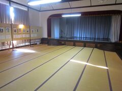 芸妓さんがいた時代に、踊り・三味線の稽古場として使われていた建物だそうです。
各旅館にこちらから芸妓さんがいったのでしょう。
当時の出勤板みたいなのがありました