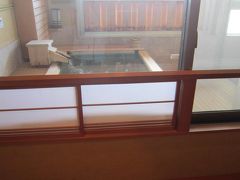 バスであわら温泉街にやってきて今晩の宿 美松の一番近いバス停ボートレース場前で下車します。
時間にして13時過ぎ…まだ部屋には入れないなと思ったら準備ができたので入れてくれるとのことラッキーでした
外出まで部屋でのんびりします。
今日は露店風呂付部屋です(>U<)