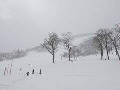 ロープウェイで天神平へ。
スキー場はめでたくオープン、しかし昨日に引き続き曇天。
予報では晴れだったのに･･･