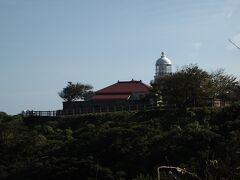 9：35　美保関灯台のある地蔵崎へは、美保神社から２?。とても大きな駐車場があります。
駐車場の展望台から、灯台の遠景。