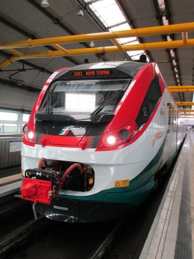 3週間前にも乗った羽田発ＱＲ813便でドーハを経由してローマへ。<br />羽田発の深夜便は長期旅行がしにくい社会人トラベラーにとって救世主のような存在。中東系はヨーロッパまでの所要時間は若干長いが、一日潰れてしまう直行昼行便より断然利用価値は高い。それに加えて運賃が安いとくればもういうことはない。<br /><br />ローマは今年の８月に半日だけだが来ているし今回はイタリアのどちらかといえばマイナーな都市に狙いを定めているのでローマは華麗にスルーし<br />空港駅からRoma Tiburtinaで列車を乗り換えアッシジへ（１６：２１着）。