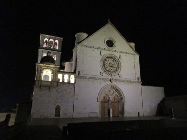 ヨーロッパの晩秋は夜の帳が下りるのも早く駅からバスに乗り換え旧市街入り宿に着いた時にはもうかなり暗くなっていた。<br />それでも明日はあまり時間がないので観光開始。内部のフレスコ画で有名なサン・フランチェスコ聖堂へ。内部の写真がないが写真撮影禁止（または有料）だったかと思う。単に撮り忘れただけかもしれないけど。<br />その後は適当に城壁に囲まれた旧市街内部を歩き回って本日は終了。