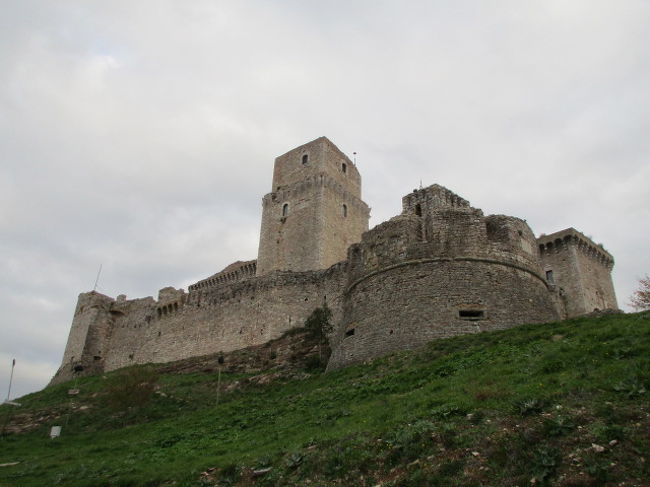 明けて翌朝は宿からほど近いロッカ・マッジョーレ（rocca=城塞、maggiore=grande（大きい）の比較級で大城塞の意）へ。<br />開城時刻まではいられないので外観のみ。