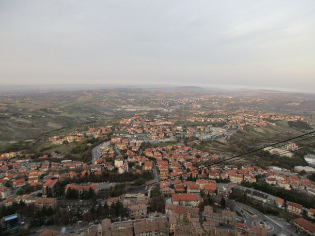 アドリア海方面を見下ろす。このような素晴らしいパノラマが広がる。<br />右側の斜めの黒い線はロープウェイの索道。