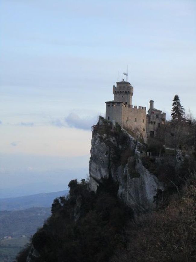 続いてロッカ・グアイタ、チェスタの塔、ロッカ・モンターレの３つの要塞へ。<br />到着時には最終入城時刻を過ぎておりいずれも外観のみの見学となるが、それでも十分堪能できる。