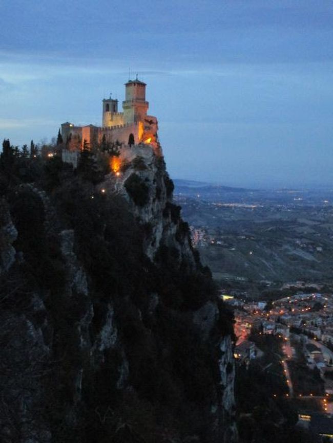 アドリア海方面に向かって平野が広がる中、突如として聳え立つティターノ山はまさに天然の要害と呼ぶに相ふさわしく、この地に斯くなる要塞を築き防御の用に供したのは必然だったと思われる。<br /><br />以上で短くも充実したサンマリノ観光は終了。ボローニャ泊。