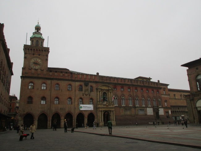 ３日目（土曜日）はボローニャの街歩きからスタート。マッジョーレ広場から。