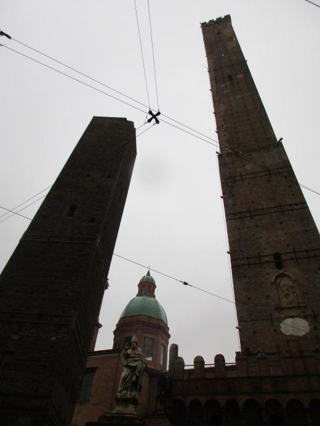 ２本の斜塔があり、高い方がアシネッリの塔（右）、低い方がガリセンダの塔で、前者は登ることができるので入場。かなり急な階段を登り切って頂上へ向かう。