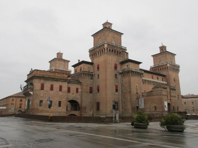 続いて世界遺産攻略を試みフェッラーラへ移動。エステンセ城へ。<br />基本的に世界遺産は入場する主義（複数の物件で構成されている場合は最低１件入場）だけれども、高いし雨も降っててもういいやという気分になり外観から眺めて終了。<br />他に見るところもなくさっさと次のお題へ。