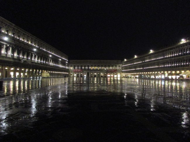 雨で時折強風が吹き寒い中何とかサンマルコ広場へ到着。