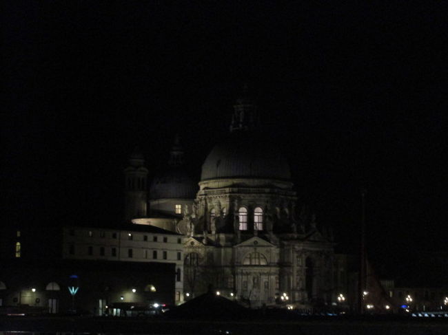 サンマルコ寺院を遠目で見て早々と切り上げ駅へと戻る。ヴァポレットもあるけど１回乗って7ユーロだかのぼったくり価格だし、ここまで雨に濡れればもう後は一緒とばかり行きと同じくひたすら歩いて駅まで。