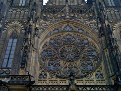 プラハ城の聖ヴィート大聖堂です。
大鐘楼の鐘の音が響いていました。
