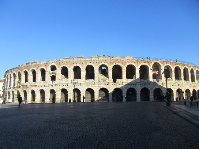 同じようなのをローマやアルル、ニーム（フランス）でも見ているのでここも外観のみ見学。<br />しかし時代が全く異なるとはいえ奴隷と猛獣、あるいは奴隷同士の決闘（殺し合い）を楽しむというのは理解できない。楽しいんだろうか。まあ今でも闘牛とかあるけど。<br />