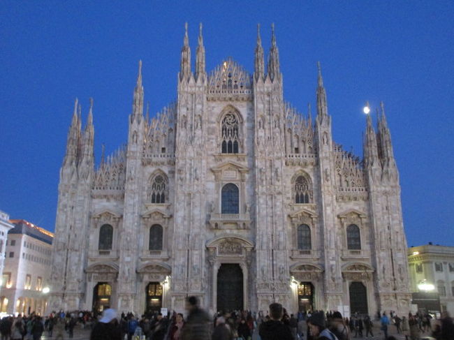 ミラノのランドマーク、ドゥオーモへ到着。天に向かって突き刺すかの尖塔の威容が独特かつ印象的で一度見れば忘れることはないまさに名建築。<br /><br />これにて終了、後は帰るだけ。<br /><br />サンマリノはミラノorヴェネツィア‐フィレンツェ‐ローマ‐ナポリのイタリア観光ゴールデンルート（勝手に命名）から外れた場所に位置しているのでなかなか訪れにくいかもしれないが、すばらしいパノラマを楽しむことができるので、訪問国数増やしたい人はもとより、そういう目的がない人にもおすすめの観光地です。