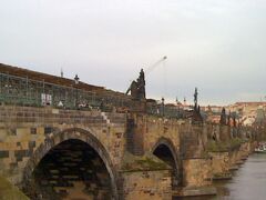 カレル橋
カレルって英語だとチャールスです。
英語だと
Charles Bridge
流れる川は「モルダウ川」スメタナ作曲の「わが祖国」です。
モルダウ川はチェコ語ではVltava, ドイツ語ではMoldau

話がそれますが
YouTubeに「モルダウ川」がありました。

http://youtu.be/M3SmylXuTUc
