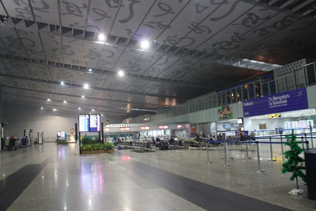 24時ごろコルカタ到着。<br />ビザも取ってあるのでスムーズに入国。ビザはいつも郵送で取ってます。今回は記入した紙のパスポート番号なんか間違っちゃったけど、ビザセンターから電話で間違ってるので送り直してねー、っと優しく教えてくれてこと無きを得てます。<br />さっきのＡさんは、Ｅビザ申請してるけど、うまくできてるのかどうか不安と、、、自分が入国して後ろみたら入国のところで足止めされてたので大丈夫だったんだろうか。。。無事旅行できていることを祈ります。<br /><br />さて、最低限の両替を空港内で済まして明日早朝便のため空港内で一休み。<br />国内線チェックインカウンター近くは意外と寝れますよ！！<br /><br />※両替　空港で1万円が4850ルピー、ハンピの旅行店で5100ルピーでした。<br /><br />「世界の車窓からを目指してinインドは広い3回目は南を目指して、インド２（チェンナイ）」につづく。