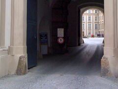 プラハ城の入り口の守衛です。
守衛さんと並んで撮影する観光客が行列を作っていました。