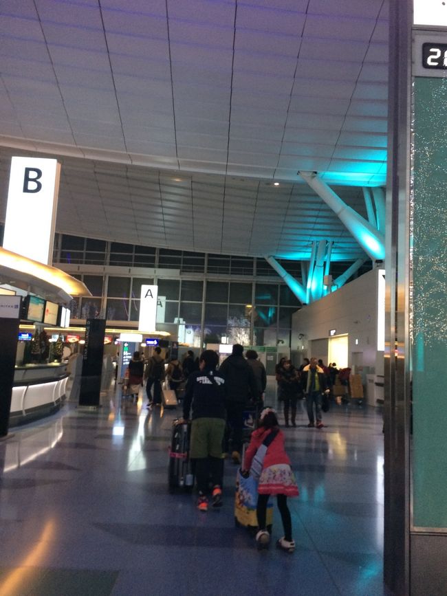 恒例。空港でのパパ、娘の後ろ姿。