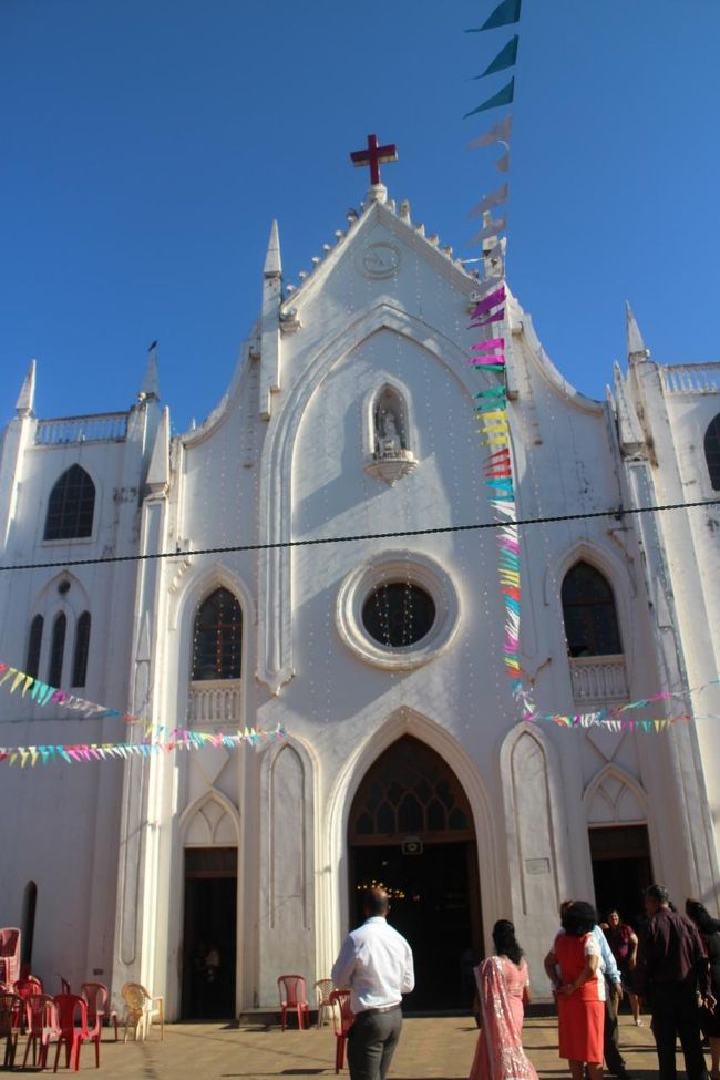 あけましておめでとうございます。<br /><br />ホテル近くの教会で初詣。