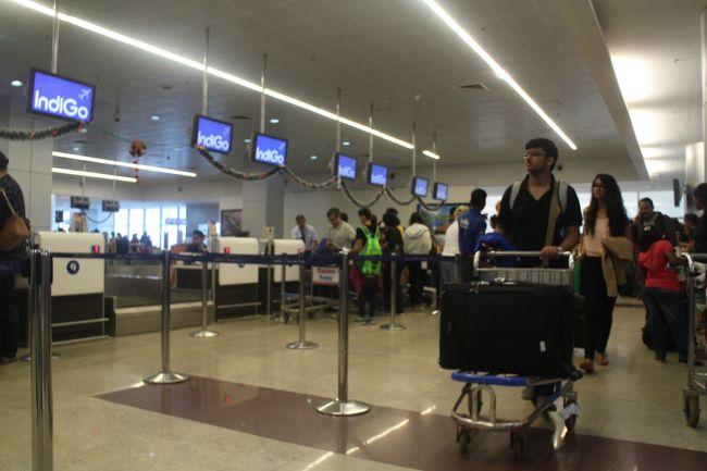 ゴアの空港へ。<br /><br />ながーい列があるから何かと思えば、チェックイン前の荷物のX線検査。インドでは航空会社ごとにチェックイン前に検査があるが、なかなかどこでやってるかもわからない。<br />自分は手荷物のみなので並ばずチェックイン！