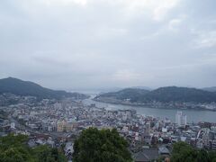 疲労の残る体で千光寺を目指して文学のこみちを登ります。

千光寺のくさり岩に登ってみたかったけれど、履いていたのはギョサンというサンダルのため諦めます。

なぜスニーカーで行かなかったのか、そして何故途中で買ったりしなかったのか、わかりません。
