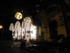 夕食は、「Tugu Kunstkring Paleis」へ。
ホテルで予約してもらって、taxiも手配してもらい、20分くらいで着いた。