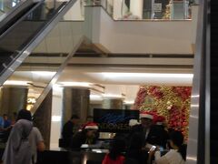 隣のPlaza Indonesia Mallへ。
ムスリムの国なのに、staffがサンタの帽子かぶってる。
やっぱこの国いい加減なんだね。