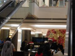 隣のPlaza Indonesia Mallへ。
ムスリムの国なのに、staffがサンタの帽子かぶってる。
やっぱこの国いい加減なんだね。