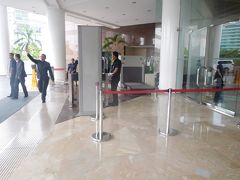 Grand Hyatt Jakartaに到着。
ホテルの入口にSecurity checkがある。
