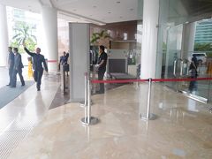 Grand Hyatt Jakartaに到着。
ホテルの入口にSecurity checkがある。