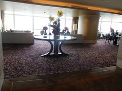 Ritz Carlton Jakarta, Pacific Placeに到着。
13時くらいに着いたのでまだ部屋の用意はできていないとのこと。
ラウンジで寛いで下さいと言われた。
